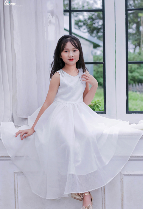 Đầm công chúa trắng đính hoa vai