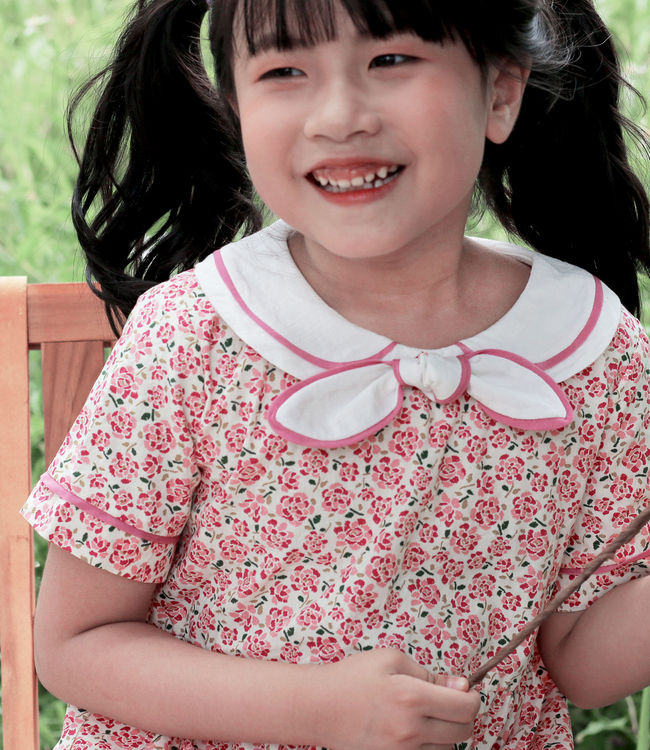 Váy  hoa hồng cổ nơ trắng