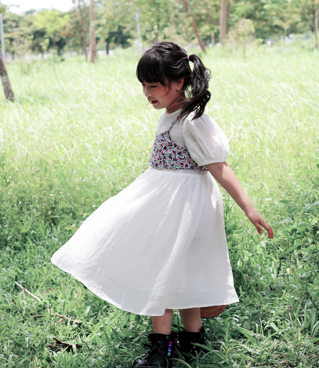 Váy trắng phối áo yếm hoa