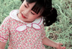 Váy  hoa hồng cổ nơ trắng