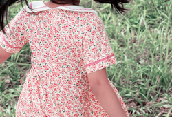 Váy  hoa hồng cổ nơ trắng