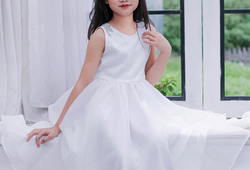 Đầm công chúa trắng đính hoa vai